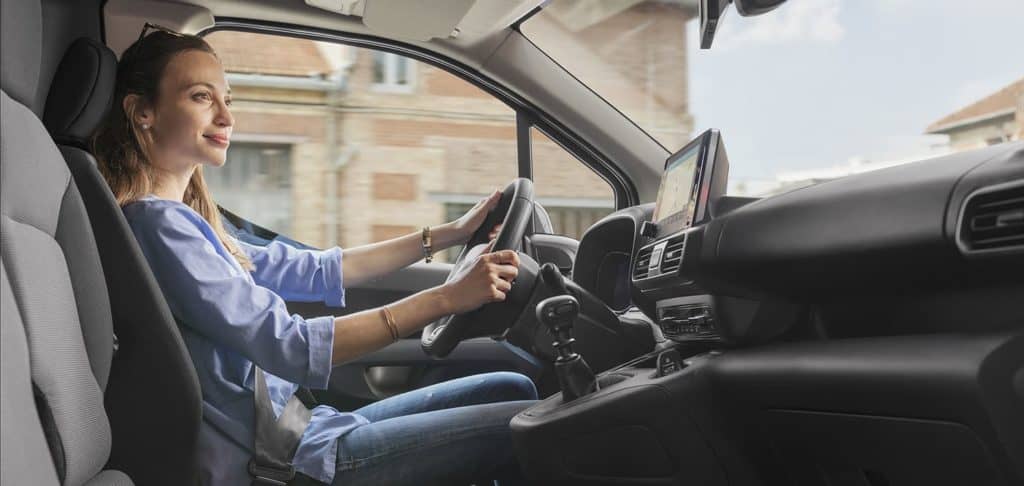 gta mobilité drome ardèche vaucluse voitures électriques hybrides location courte durée véhicules neufs d'occasion-voiture-premium-suv-compact-ardeche-garantie-de-Drome-Ardeche